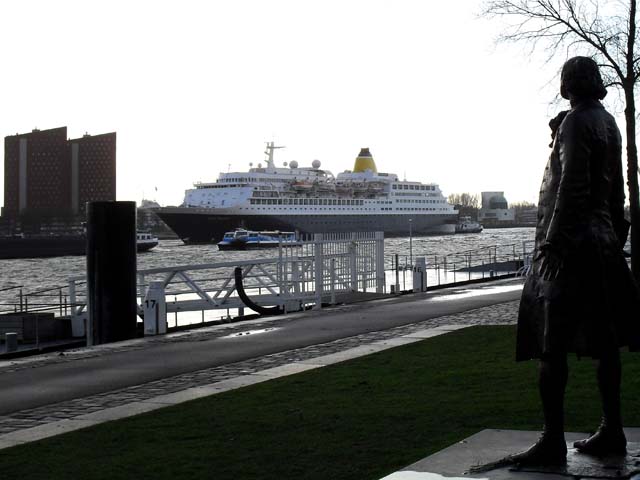Cruiseschip ms Saga Sapphire aan de Cruise Terminal Rotterdam